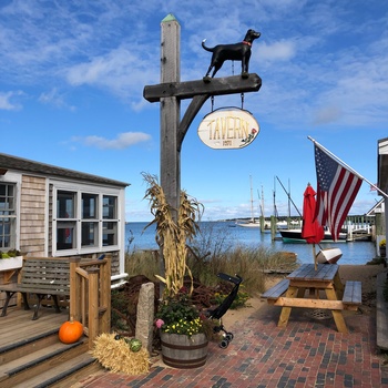 Lille restaurant i en af havnene på øen Martha's Vineyard, Massachusetts 