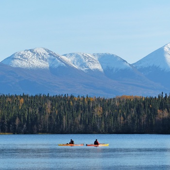 Martin Bo i kajak på en af de smukke søer i Alaska - rejsespecialist i Vejle