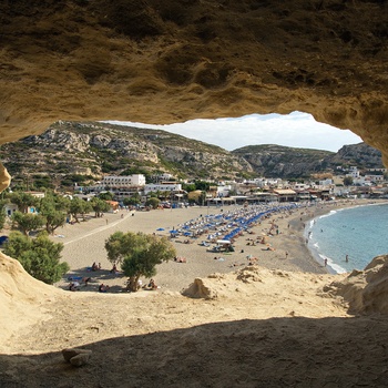 Udsigt fra hule til Matala by og strand på Kreta - Grækenland