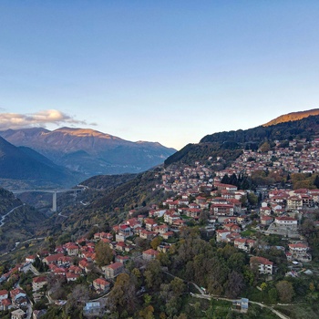 Bjerglandsbyen Metsovo i Grækenland - Foto: Dimitris Kiriakakis, Unsplash