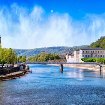 Spabyen Bad Ems og floden Lahn i Midttyskland