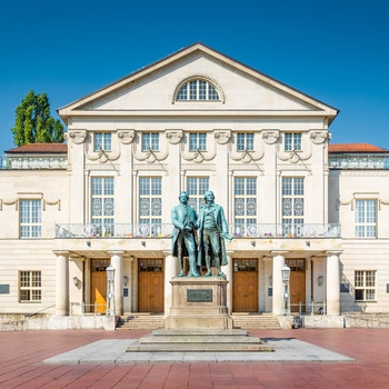 Goethe-Schiller monument foran Deutsches Nationaltheater i Weimar