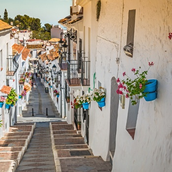 Stejl gade i Mijas, Andalusien