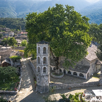 Det gamle torv i Mikro Papingo - en af landsbyerne i Zagorochoria - Grækenland