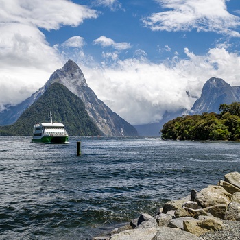 Turbåd i Milford Sound i Fiordland National Park - New Zealand