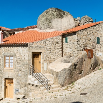 Monsanto, Portugal - stenhuse og snævre stræder