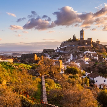 Monsaraz, Alentejo, Portugal - byens profil i aftensolen