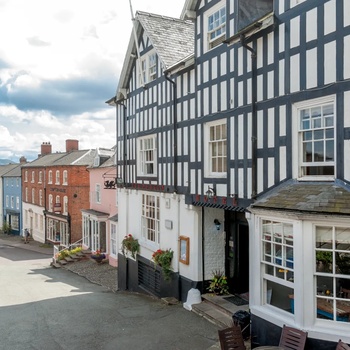 Montgomery - Dragon Hotel set udefra mod byens torv