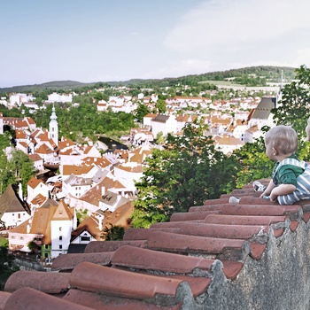 Mor og barn kigger ud over byen Cesky Krumlov i Tjekkiet
