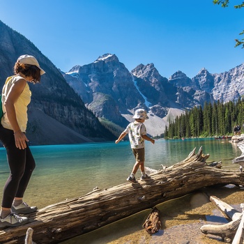 Mor og søn i Banff National Park - Canada
