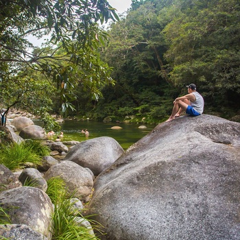 Afslapning ved Moosman-floden omgivet af regnskov i Daintree National Park, Queensland