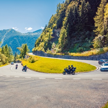 På motorcykel gennem hårnålesving i Alperne - Europa