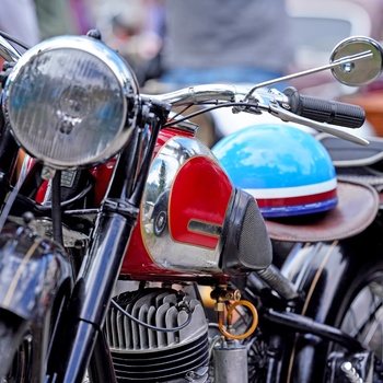 Vintage motorcykel i motorcykelmuseum