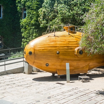 Gammel ubåd på gårdspladsen i Museu Marítim de Barcelona