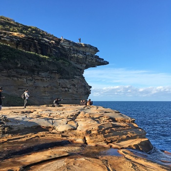Turister og hikere på klipper langs kyststrækningen i Royal National Park - New South Wales