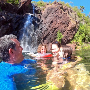 Familie tager en dukkert ved Wangi Falls i Litchfield National Park - Northern Territory