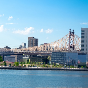 Queensboro bridge over East River mellem Manhattan og Queens  