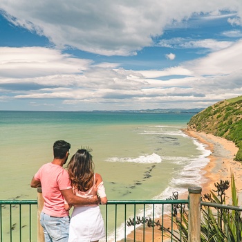 Ungt par nyder udsigten til Oamaru Beach - Sydøen i New Zealand