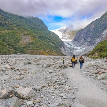 2 på vandring mod Franz Josef Glacier / Gletsjer på Sydøen - New Zealand