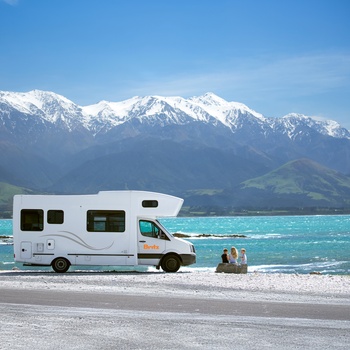 Britz Frontier autocamper topbunk ved sø i New Zealand