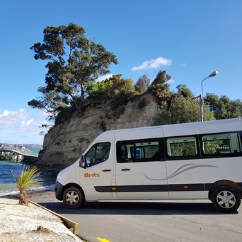 New Zealand -Britz Venturer autocamper parkeret ved strand