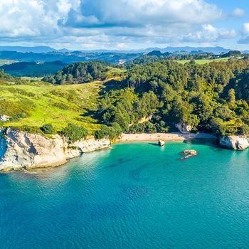 Kystlandskab med hvide sandstrande på Coromandel-halvøen, New Zealand