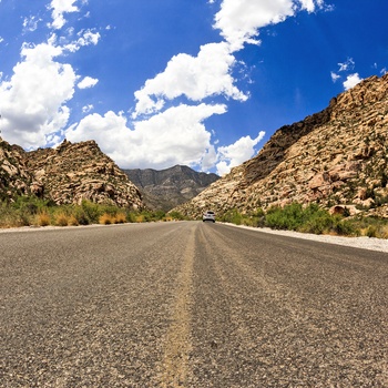 Vej gennem Red Rock Canyon i Nevada - USA