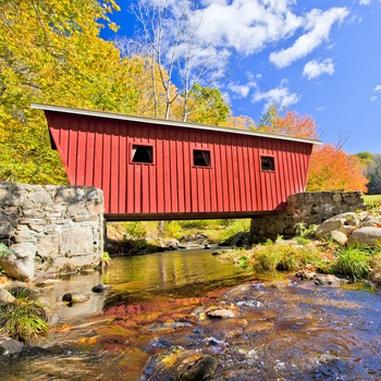 Klsaaisk træbro i New Englands smukke landskab