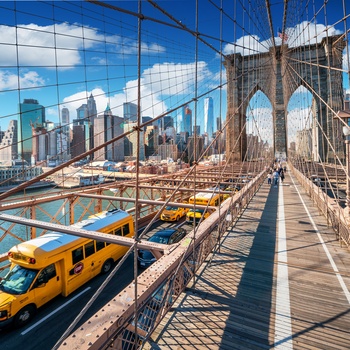Trafik på Brooklyn Bridge og New York skyline, USA