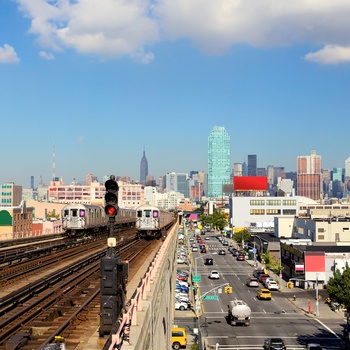 Subwayen til og fra Queens mod Manhattan i New York