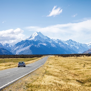 Bil på vej mod Mount Cook Vej, sydøen i New Zealand