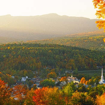 Udsigt over by i New Englands bakker, USA