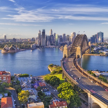 Vej mod Sydney Harbor Bridge og centrum, New South Wales i Australien