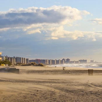Aftensstemning  ved Rockaways Beach i Queens, New York City i USA