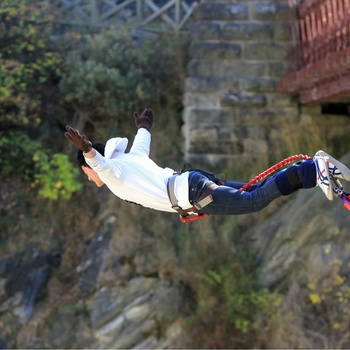 Bungy jumping fra Kawarau Bridge på Sydøen i New Zealand
