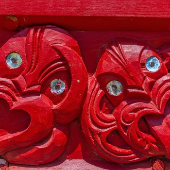 Eksempel på traditionel maori træudskæring i  Waitangi Treaty Grounds - Nordøen i New Zealand
