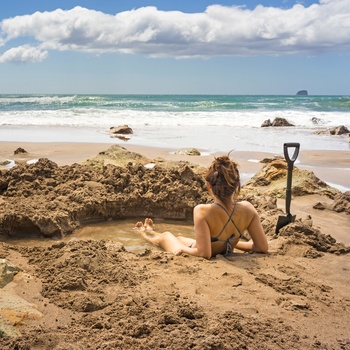 Kvinder slapper af på Hot Water Beach - Coromandel-halvøen i New Zealand