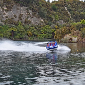 Jet boat på floden Waikato River og mod Huka Falls, Nordøen i New Zealand