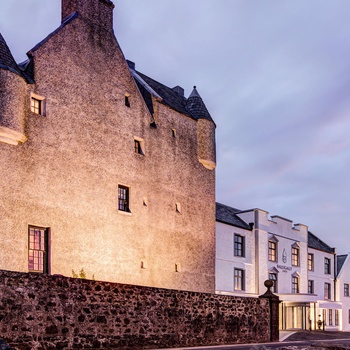 Nordirland, County Antrim - Ballygally Castle Hotel set i aftenlys