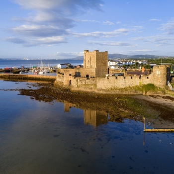 Nordirland, County Antrim - den normanniske borg Carrickfergus troner over by og havn