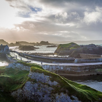 Nordirland, County Antrim - smukt syn af kysten ved Ballintoy Harbour