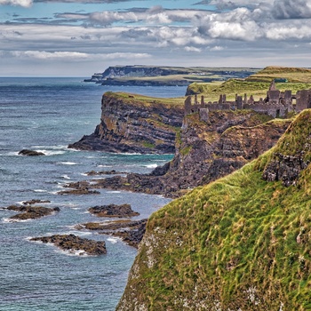 Nordirland, County Antrim, Bushmills - smukt og ensomt ligger ruinerne af Dunluce Castle