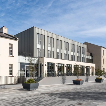 Nordirland, Londonderry - facaden af The Ebrington Hotel mellem nyt og gammelt