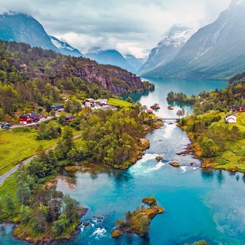 Lille bygd og fjord i Norge