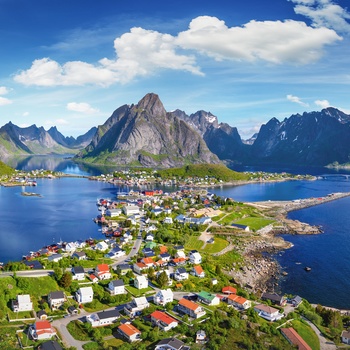 Udsigt over kystbyen Reine i Lofoten, Norge