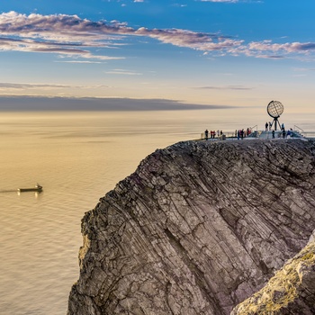 Nordkap med turister og globus, Nordnorge