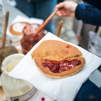 Traditionel norsk pangekange (Svele) på streetfood marked, Norge