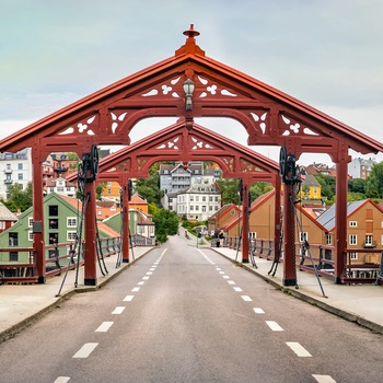 Bro over Nidelven til den gamle bydel i Trondheim, Norge