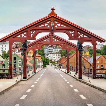 Bro over Nidelven til den gamle bydel i Trondheim, Norge