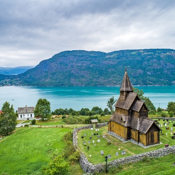 Urnes Stavkirke og Lusterfjorden i Norge